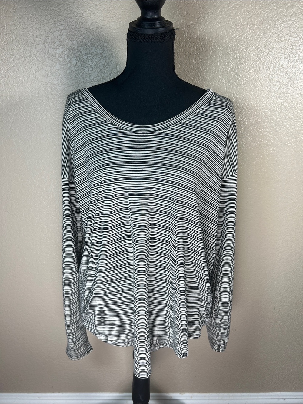 Athleta Black & White Striped Long Sleeve Scoop Neck Top Size L